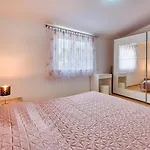 Lara *