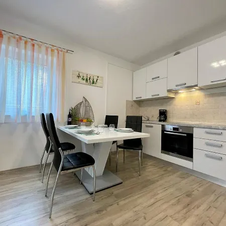 Lara Apartment *