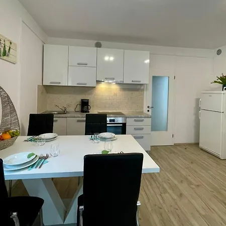 Lara Apartment *