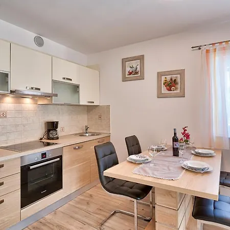 Apartment Lara *