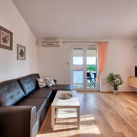 Apartment Lara *