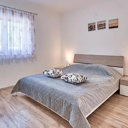 Apartment Lara