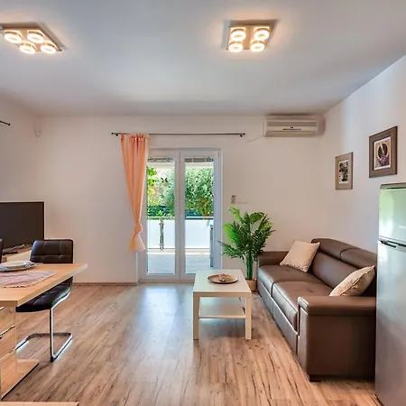 Lara Apartment *