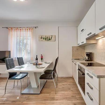 Lara Apartment *